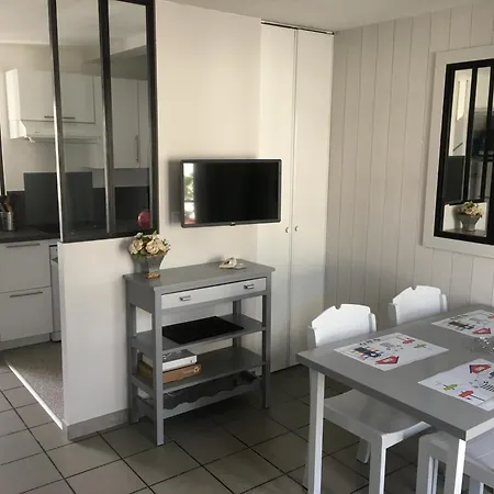 Holiday home Belle Maison Dans Avec Piscine La Flotte