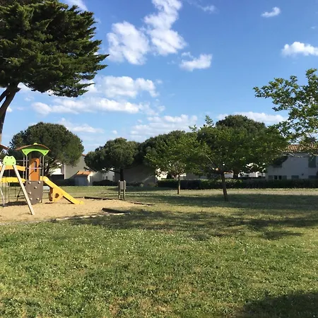 Holiday home Belle Maison Dans Avec Piscine La Flotte